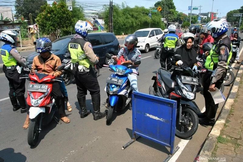 Ilustrasi. Sejumlah anggota Satlantas Polres Bogor melakukan operasi Zebra Lodaya 2019 di jalan raya Jakarta-Bogor, Cibinong, Kabupaten Bogor, Jawa Barat, Rabu 23 Oktober 2019.