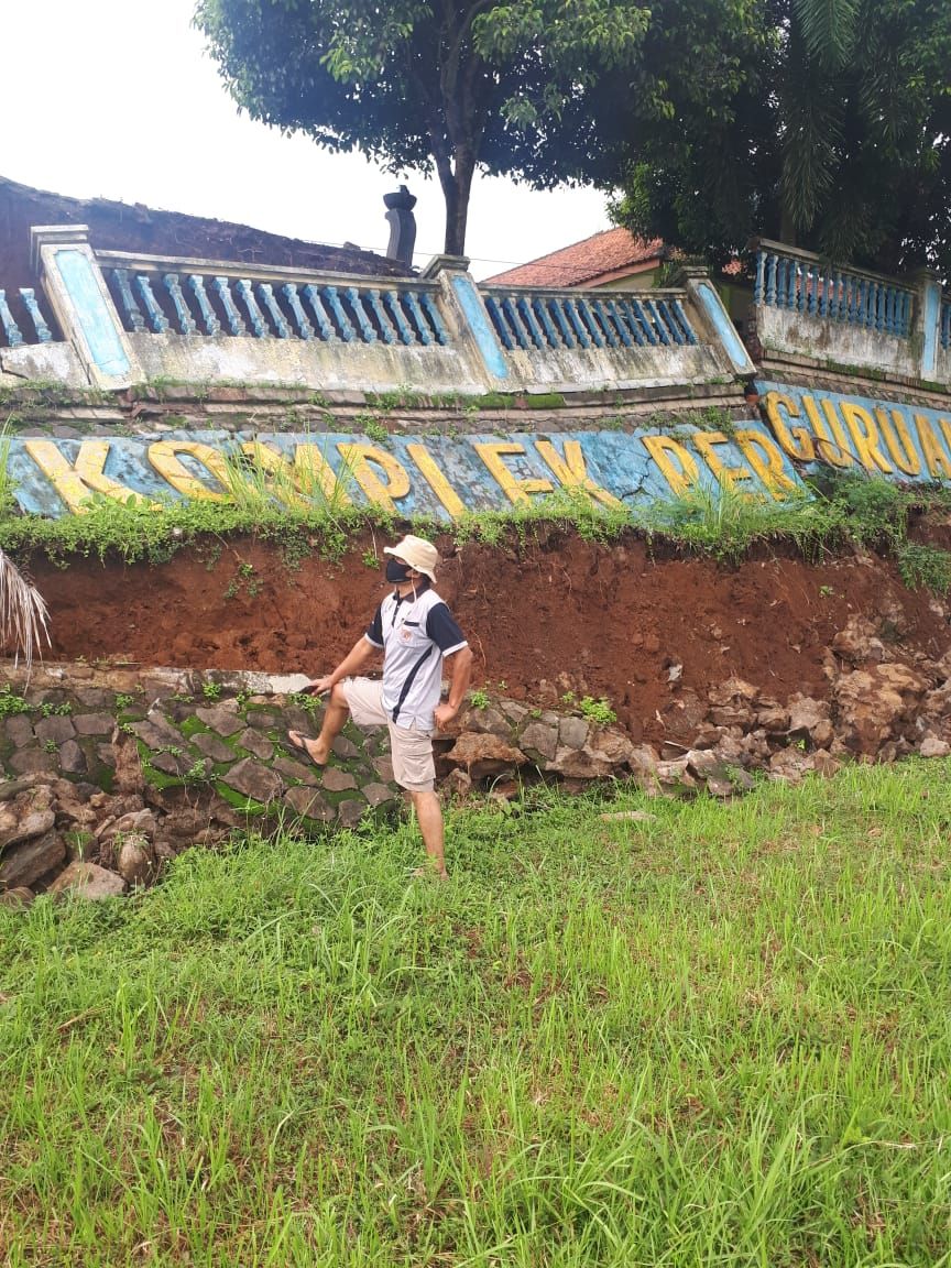 Petugas BPBD Cilacap mengecek lokasi longsor di Desa Mujur Kroya