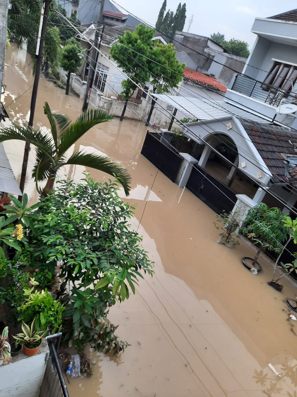 Banjir masih menggenangi kawasan perumahan Vila Indah, Gunung Puteri, Bogor, Minggu 25 Oktober 2020
