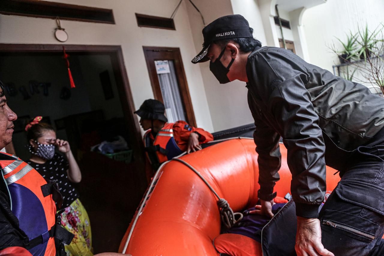 Wali Kota Bogor Bima Arya meninjau korban terdampak longsor di Cimanggu Bogor. Minggu 25 Oktober 2020