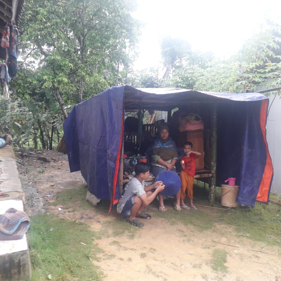 Warga  Kabupaten Tasikmalaya  korban gempa meninggalkan rumahnya dan  memilih tinggal ditenda karena  rumahnya ambruk.*