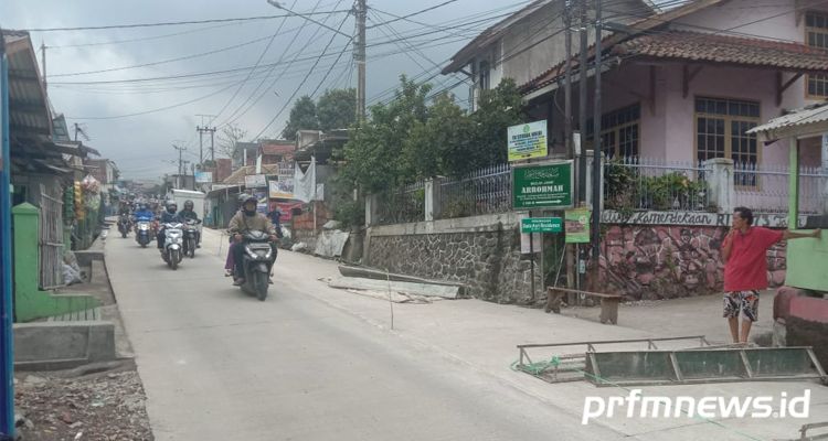 Situasi kepadatan arus lalin di Jalan Cihanjuang, Kecamatan Cimahi, Kota Cimahi, Minggu 25 Oktober 2020 pagi. Jalan Cihanjuang meupakan jalur alternatif menuju kawasan wisata Lembang.