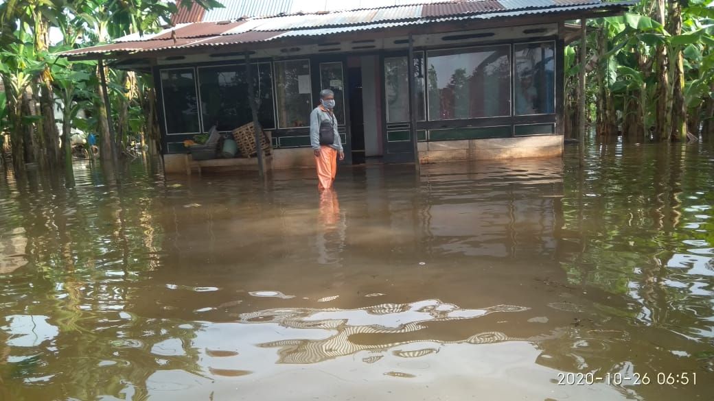 Petugas BPBD melakukan pengecekan ke rumah warga terdampak banjir di Desa Mujur Kroya, Senin 26 Oktober 2020