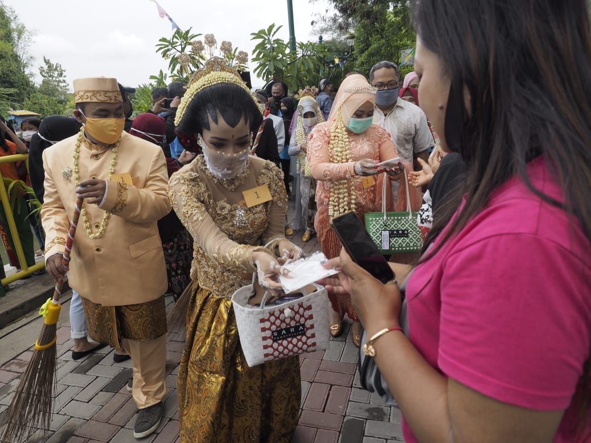 Suasana pernikahan dengan mahar sapu lidi di Yogyakarta.