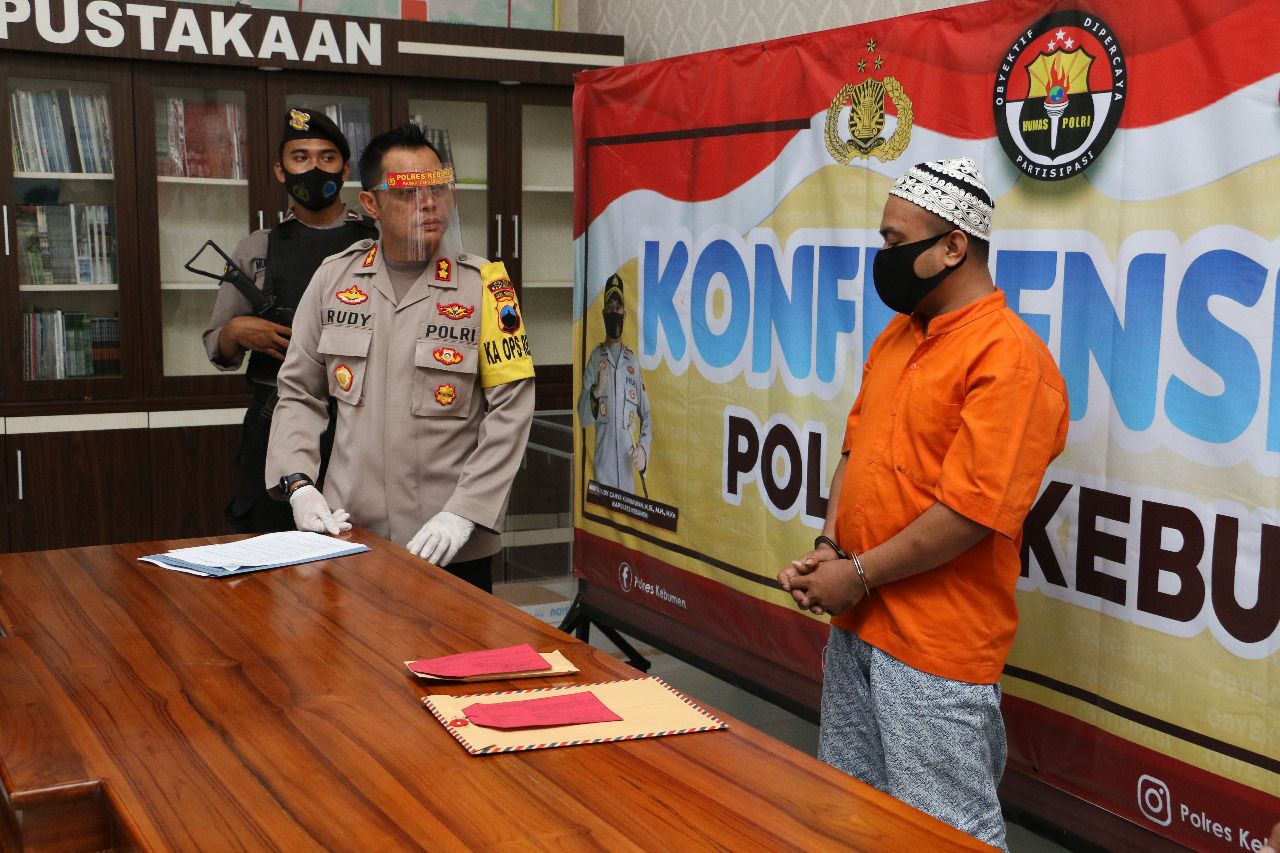 Marah Lihat Mantan Istri Dekat dengan Laki  Laki  Lain Pria 