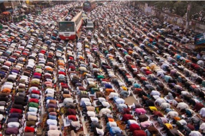 Muslim di Bangladesh yang tengah melaksanakan ibadah salat.