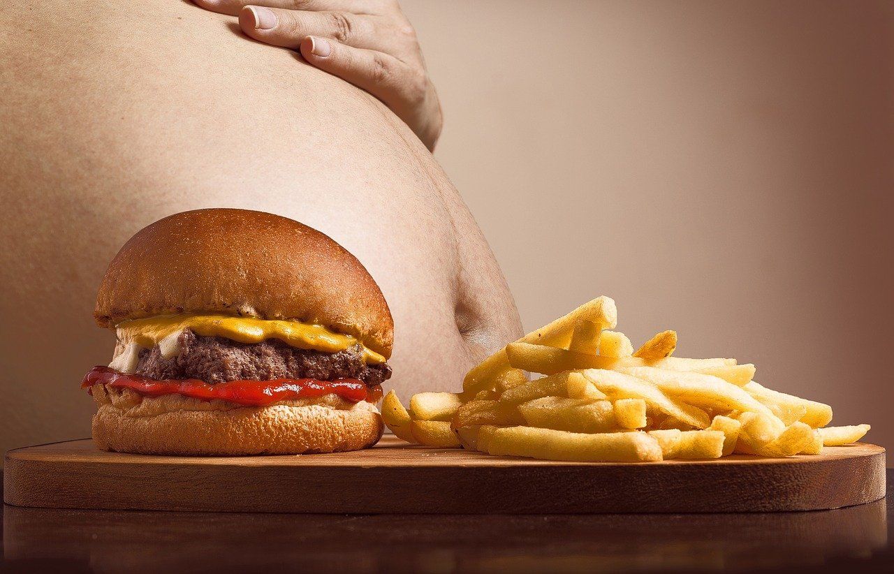 pentingnya membatasi makanan tinggi lemak saat berbuka puasa Ramadan atau makan sahur..