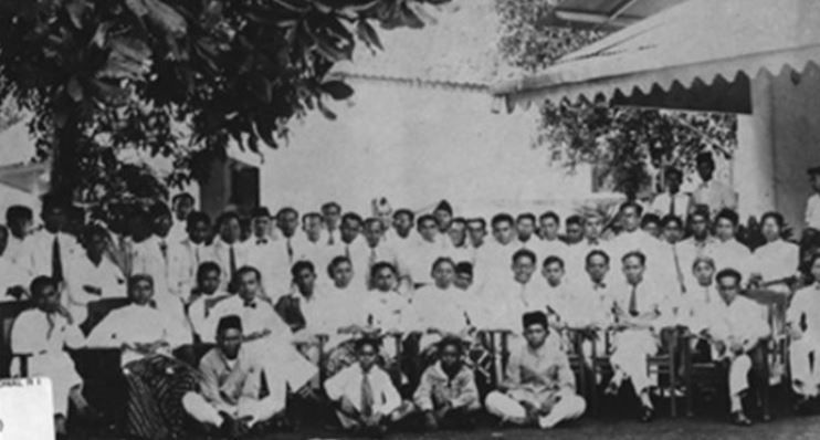 Sebagian peserta Kongres Pemuda II, 27-28 Oktober 1928 berpose bersama di Indonesische Studigebouw, Kramat 106 (Museum Sumpah Pemuda).