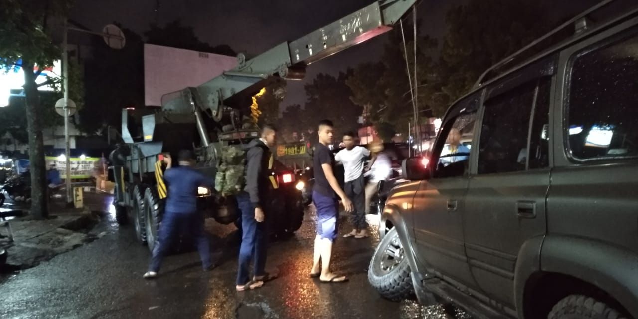 Proses evakuasi minibus yang mengalami patah as ban kiri depan saat melintas di Jalan Jenderal Ahmad Yani, tepatnya selepas perlintasan rel kereta api, Selasa 27 Oktober 2020 pertang.