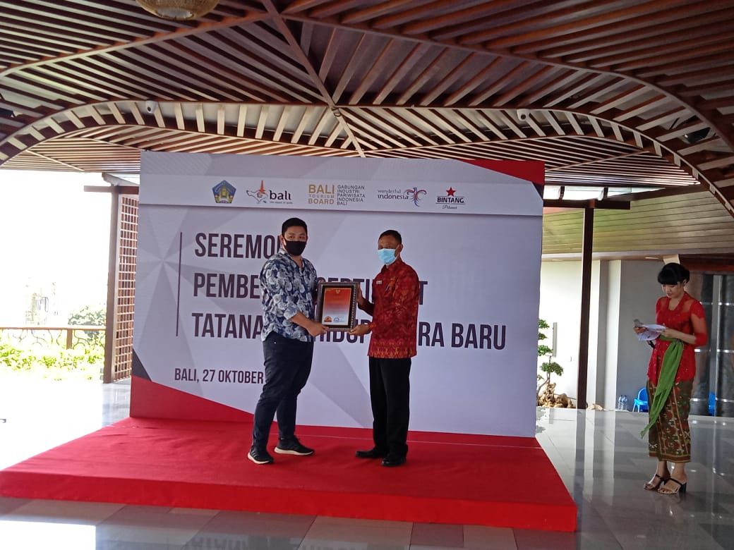 Kepala Dinas Pariwisata Provinsi Bali Putu Astawa menyerahkan sertifikat CHSE kepada pelaku wisata di Bali, Selasa 27 Oktober 2020