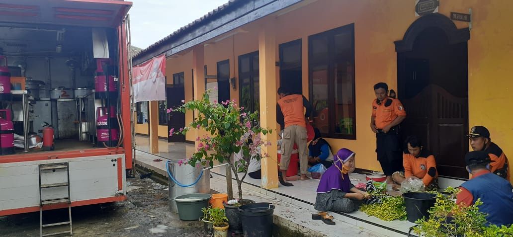 Dapur Umum di Balai Desa Mujur Lor Kecamatan Kroya