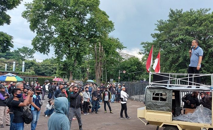 Front Aliansi Tatar Sunda, menggelar aksi damai di depan Gedung Sate, Kota Bandung, Rabu, 28 Oktober 2020. (Remy Suryadie/Galamedia)