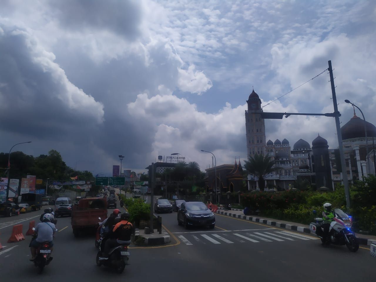 Situasi lalu lintas di Simpang Gadog Puncak Bogor terpantau ramai lancar pada hari pertama libur panjang, Rabu 28 Oktober 2020