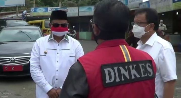 Wakil Gubernur Uu Ruzhanul Ulum meninjau pelaksaan rapid test wisatawan