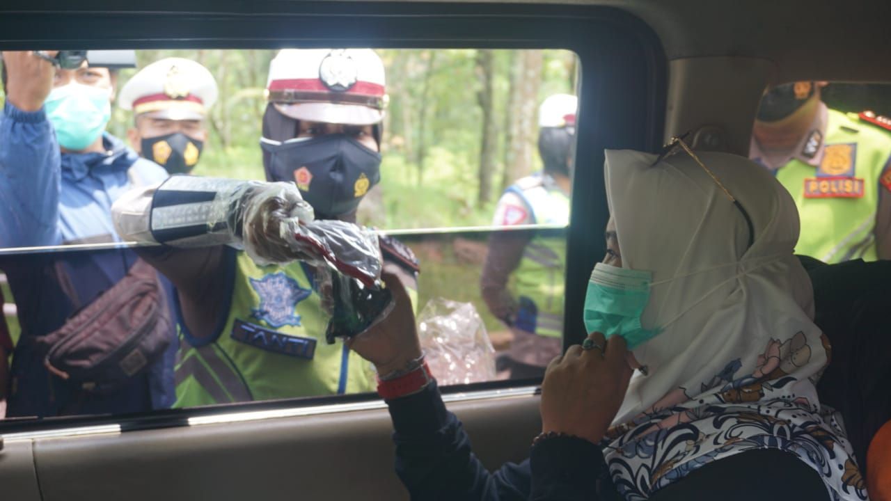Polwan Cantik Bagikan Masker Gratis untuk Wisatawan di Bandung Selatan.