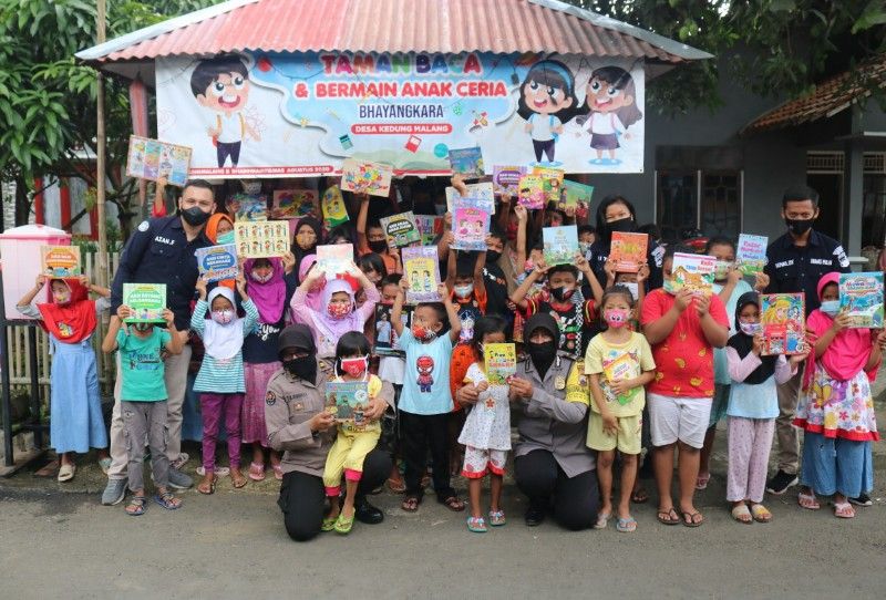 Kasubbag Humas Polresta Banyumas Iptu Siti Nurhayati bersama anggota megelar kegiatan sosial di Taman Baca dan Bermain 