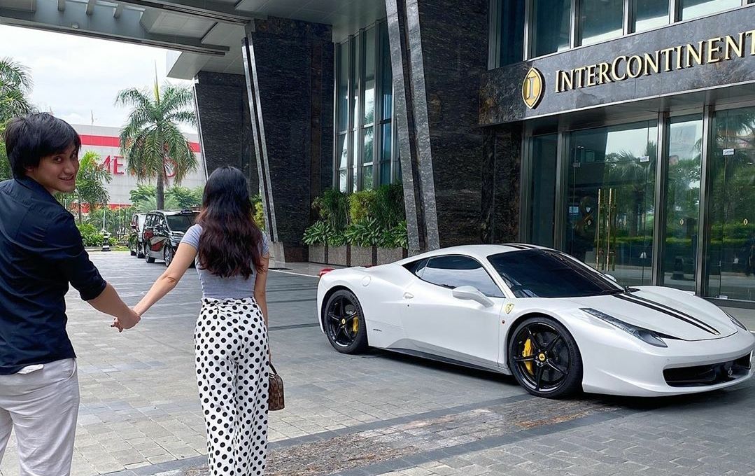 Kevin Aprilio Pamer Kado Pernikahan Mobil Ferrari Kuning Berubah Hitam Putih Netizen Gagal Paham Klik Seleb