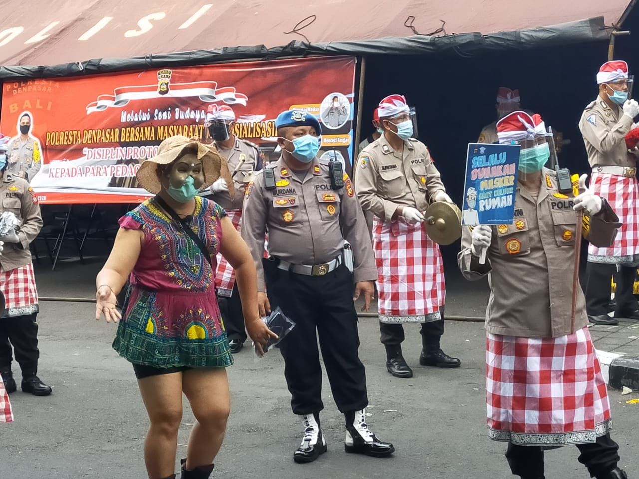 Polresta Denpasar melakukan sosialisasi Prokes dengan memadukan budaya dan kearifan lokal, di depan Pasar Badung,  Rabu 28 Oktober 2020