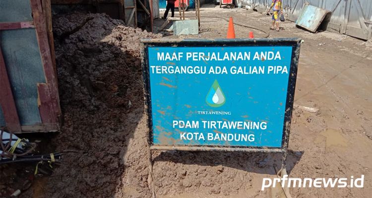 Lokasi kebocoran pipa transmisi PDAM Tirtawening di Jalan Stasiun Barat, Kecamatan Banjaran, Kabupaten Bandung, Rabu 28 Oktober 2020.