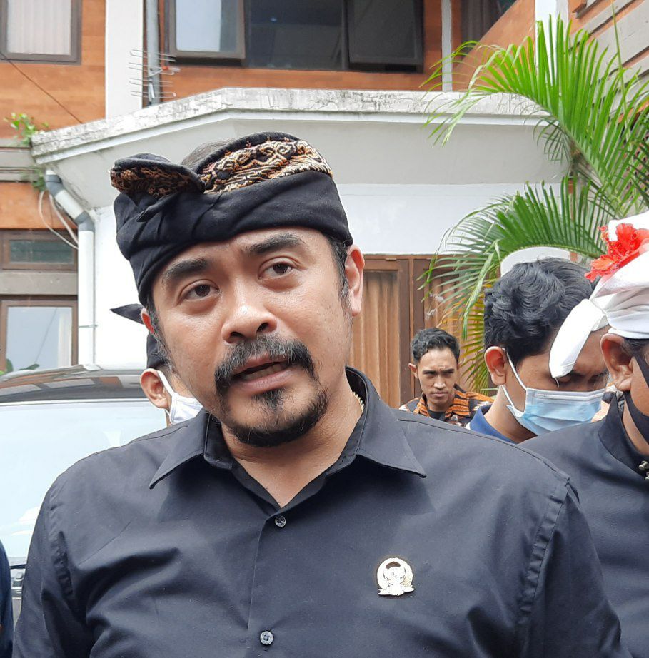 Anggota DPD RI Gusti Ngurah Arya Wedakarna memberikan pernyataan usai aksi demo di kantor DPD RI Bali, Rabu (28/10)