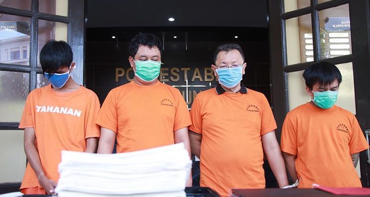 Satreskrim Polrestabes Bandung berhasil meringkus empat orang pelaku tindak pidana pemalsuan uang senilai Rp800 juta.