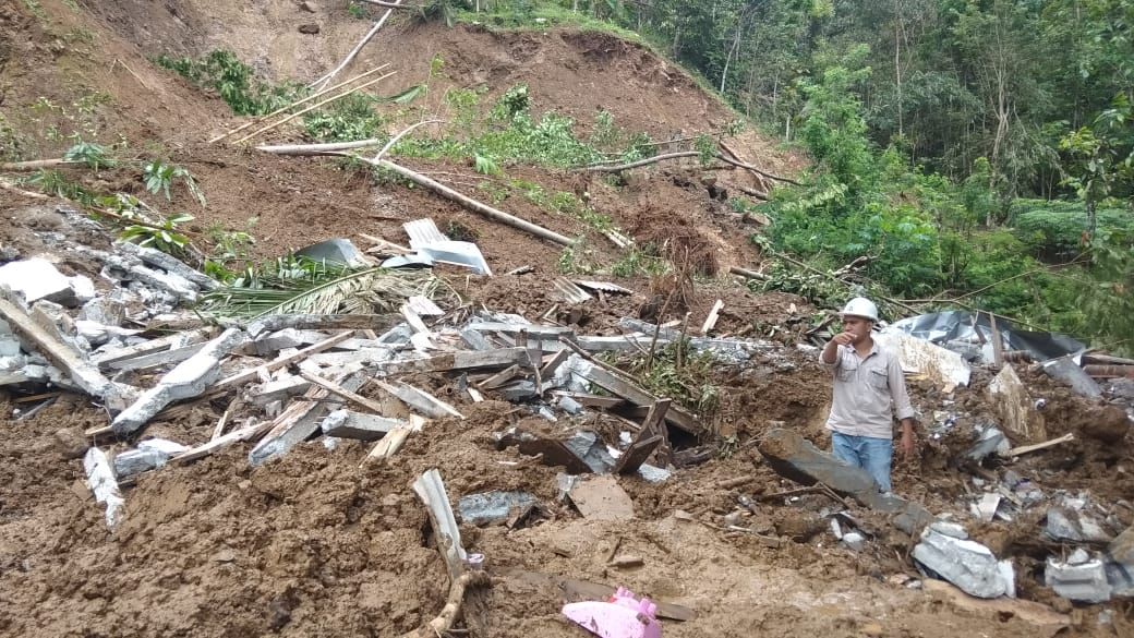 Kondisi rumah yang luluh lantah akibat tanah longsor di Kulon Progo.