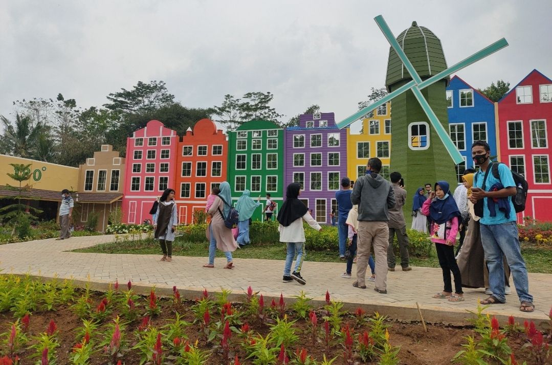 Sejumlah pengunjung saat berlibur di lokasi objek wisata taman Mahoni Bangun Sentosa (MBS) yang Terletak di Cideheng Kidul, Kelurahan Kemanisan, Kecamatan Curug, Kota Serang, Kamis 29 Oktober 2020