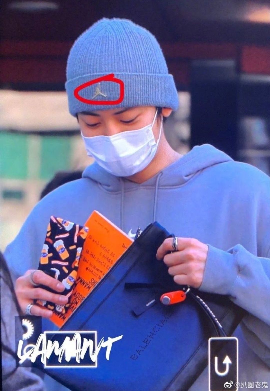 Chanyeol EXO/ Lihat logo di topinya.