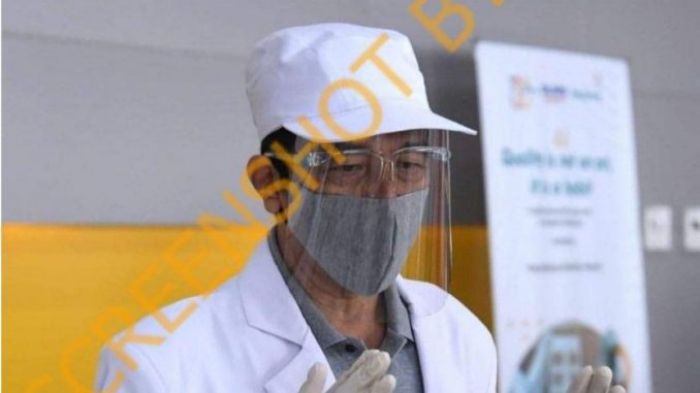 SEBUAH foto  yang menunjukkan Presiden RI Joko Widodo mengenakan jas dan topi berwarna putih, masker, pelindung wajah, serta sarung tangan karet.*