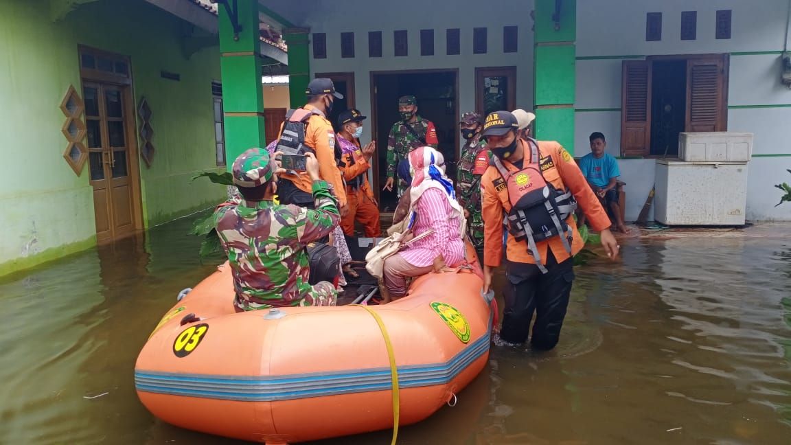 Tim gabungan melakukan evakuasi warga terdampak banjir di Kroya, Kamis 29 Oktober 2020