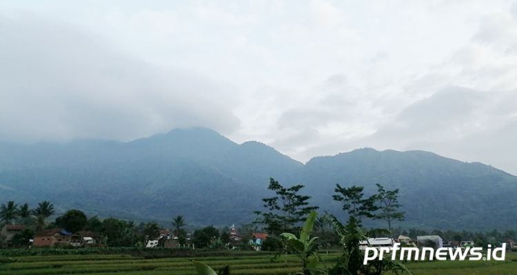 Pegunungan yang terlihat di salah satu penginapan di kawasan Cipanas, Kabupaten Garut.
