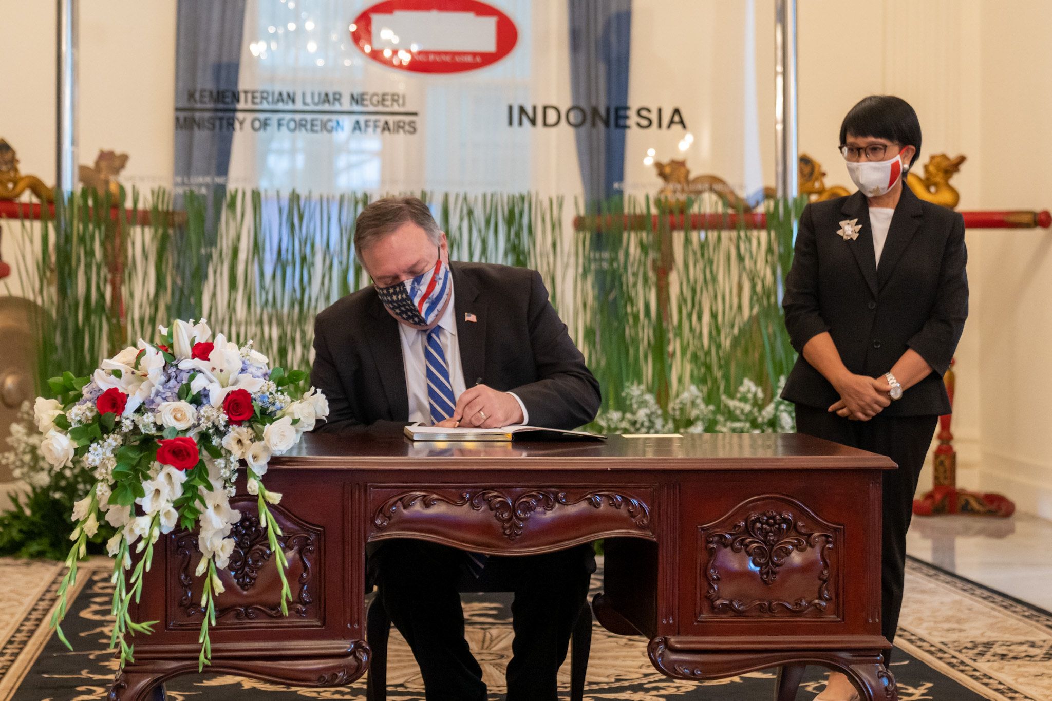 Menteri Luar Negeri AS, Mike Pompoe baru saja tiba di Jakarta dan langsung disambut Menteri Luar Negeri, Retno Marsudi pada Kamis, 29 Oktober 2020.*/Twitter/@SecPompeo