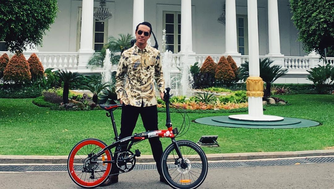 CEO Damn! I Love Indonesia sekaligus presenter Daniel Mananta ungkap alasan dijadikan 15 unit sepeda lipat ke KSP.