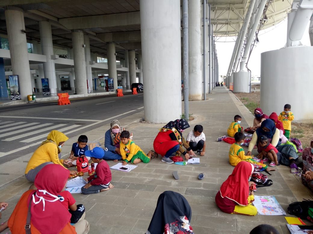 Murid-murid TK dari Ujungjaya Sumedang, berkegiatan di depan BIJB Kertajati, Majalengka.