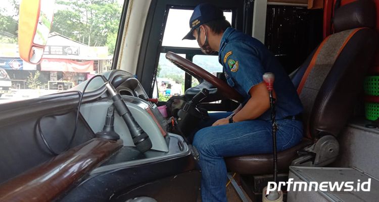 Petugas dari Dishub Jabar saat memeriksa kelaikan salah satu bus yang melintas di Exit Tol Soreang, Kabupaten Bandung, Kamis 29 Oktober 2020.