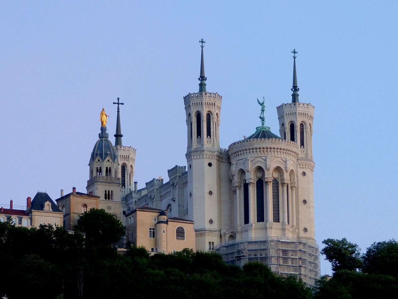 Ilustrasi Gereja Notre Dame Lyon Prancis yang ramai diberitakan setelah terjadi penyerangan terhadap umat yang menyebabkan 3 orang meninggal