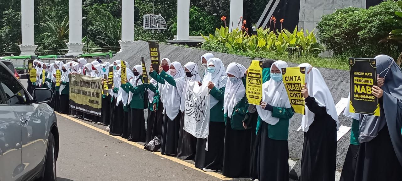 Mahasiswa Stikom El Rahma mengecam pernyataan Presiden Macron yang membela dan melecehkan Nabi Muhammad SAW di Tugu Kujang, Bogor Tengah, Kota Bogor, Jumat 30 Oktober 2020.*