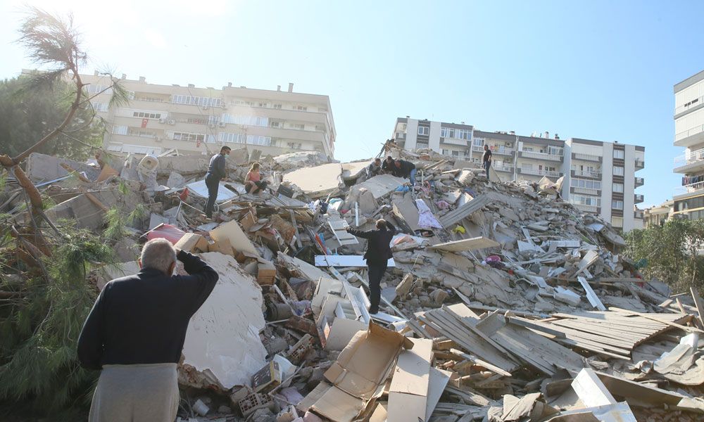 Reruntuhan sebuah bangunan akibat gempa di Izmir, Turki.