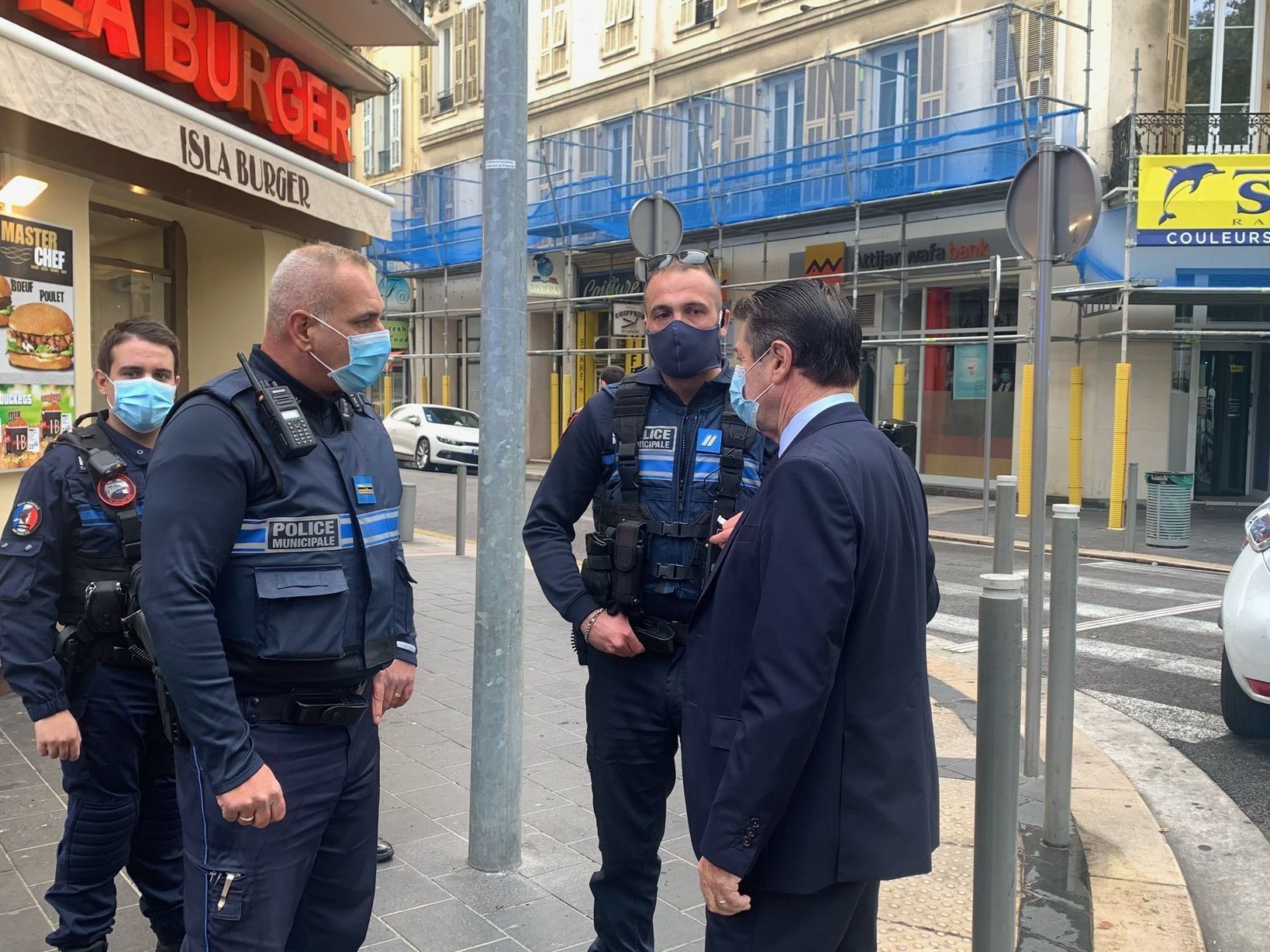 Wali Kota Nice Christian Estrosi berbincang dengan aparat kepolisian di lokasi penusukan yang menewaskan 3 orang di dekat Gereja Notre-Dame, Nice, Prancis.