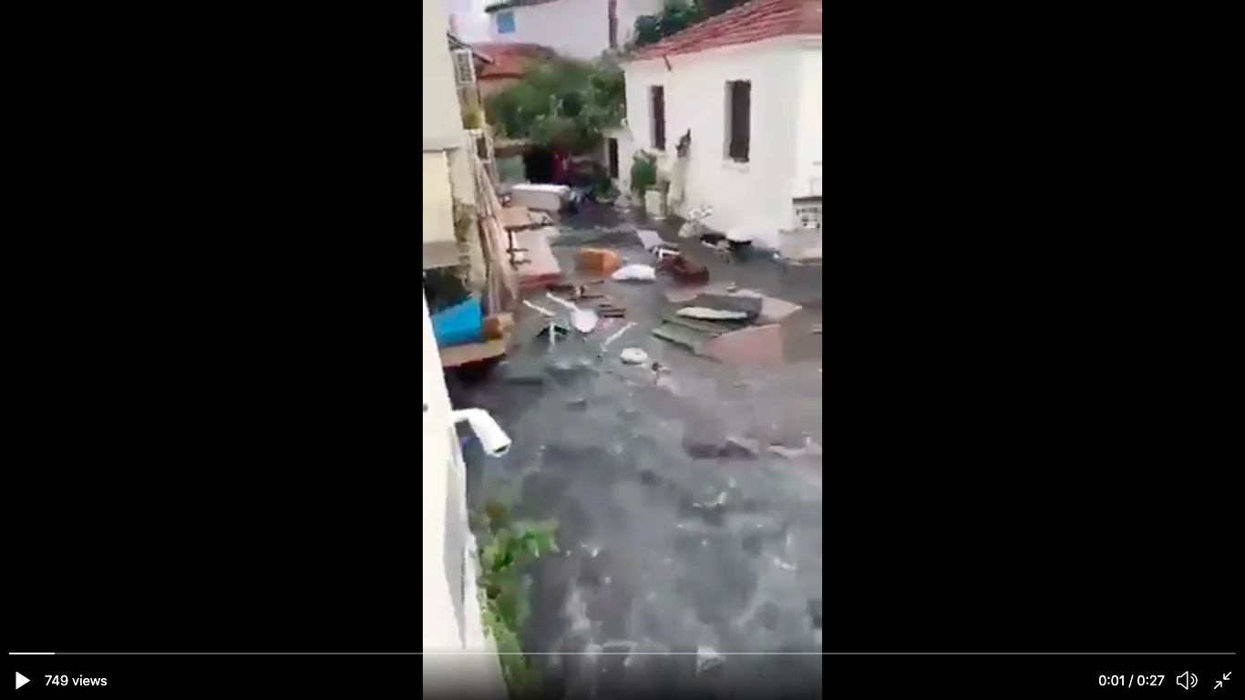 Tangkapan layar video Tsunami akibat gempa bumi yang dahsyat mengguncang  pantai Aegean Turki berkekuatan 7,0 magnitudo berpusat di Provinsi Izmir Turki.*