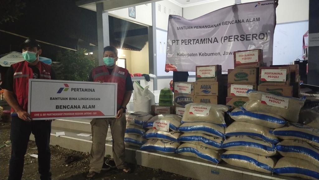 Pertamina MOR IV Jateng & DIY menyalurkan bantuan makanan kepada korban bencana banjir di Kebumen