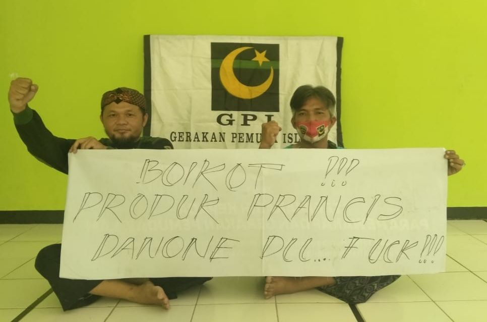 Pengurus GPI Jawa Barat dan Kota Banjar menunjukkan tulisan ajakan untuk boikot produk negara Perancis.