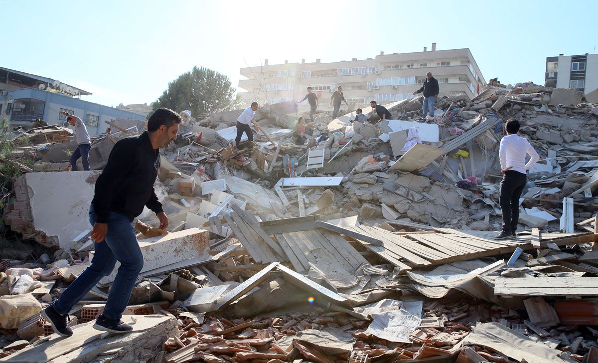 Bangunan runtuh akibat gempa magnitudo 7,0 di Izmir, Turki.