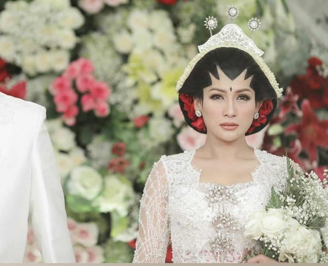 Deretan Foto Tata Janeeta Jadi Pengantin Jawa, Masih Malu ...