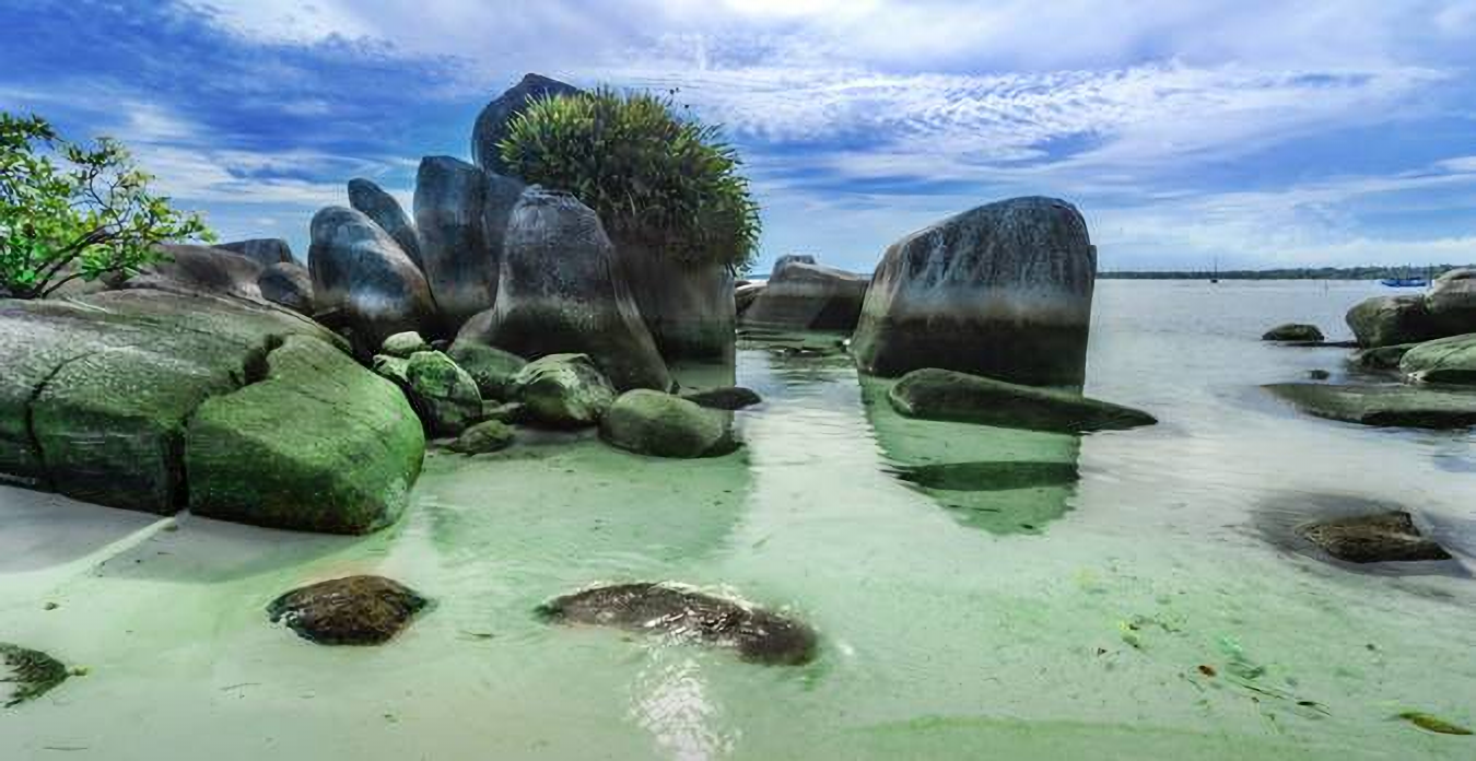 Salah satu destinasi pantai di pulau Belitung, pantai Tanjung Kelayang.