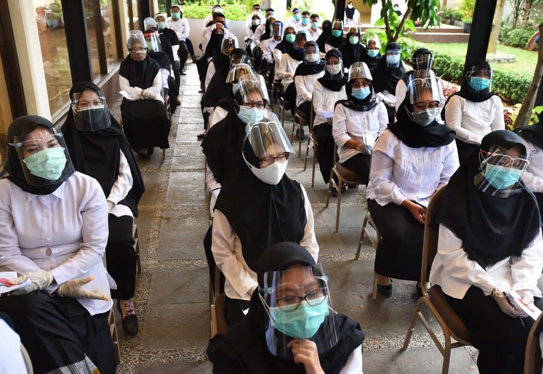 Sejumlah peserta mengikuti tes Seleksi Kompetensi Bidang (SKB) CPNS (Calon Pegawai Negeri Sipil di Serang, Banten, Kamis (1/10/2020). Seleksi SKB CPNS formasi tahun 2019 tersebut diikuti 473 orang dengan menerapkan protokol kesehatan untuk mencegah penyebaran COVID-19. ANTARA FOTO/Asep Fathulrahman/aww.