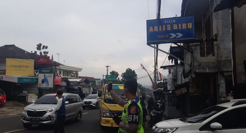 Arus lalu lintas di Simpang Megamendung, Jalur Puncak, Bogor, Jawa Barat, Jumat 30 Oktober 2020.*