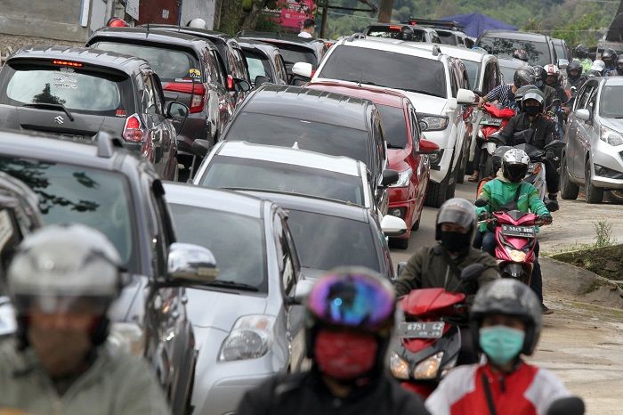 KENDARAAN terjebak kemacetan di jalur alternatif di kawasan punclut, Kota Bandung, Jumat, 30 Oktober 2020. (Darma Legi/Galamedia)