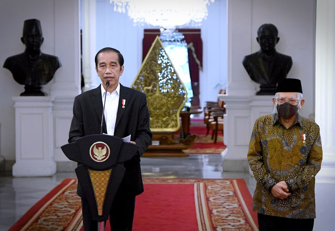 Presiden Jokowi bersama Wapres Ma'ruf Amin memberikan keterangan pers di Istana Merdeka, Sabtu 31 Oktober 2020 