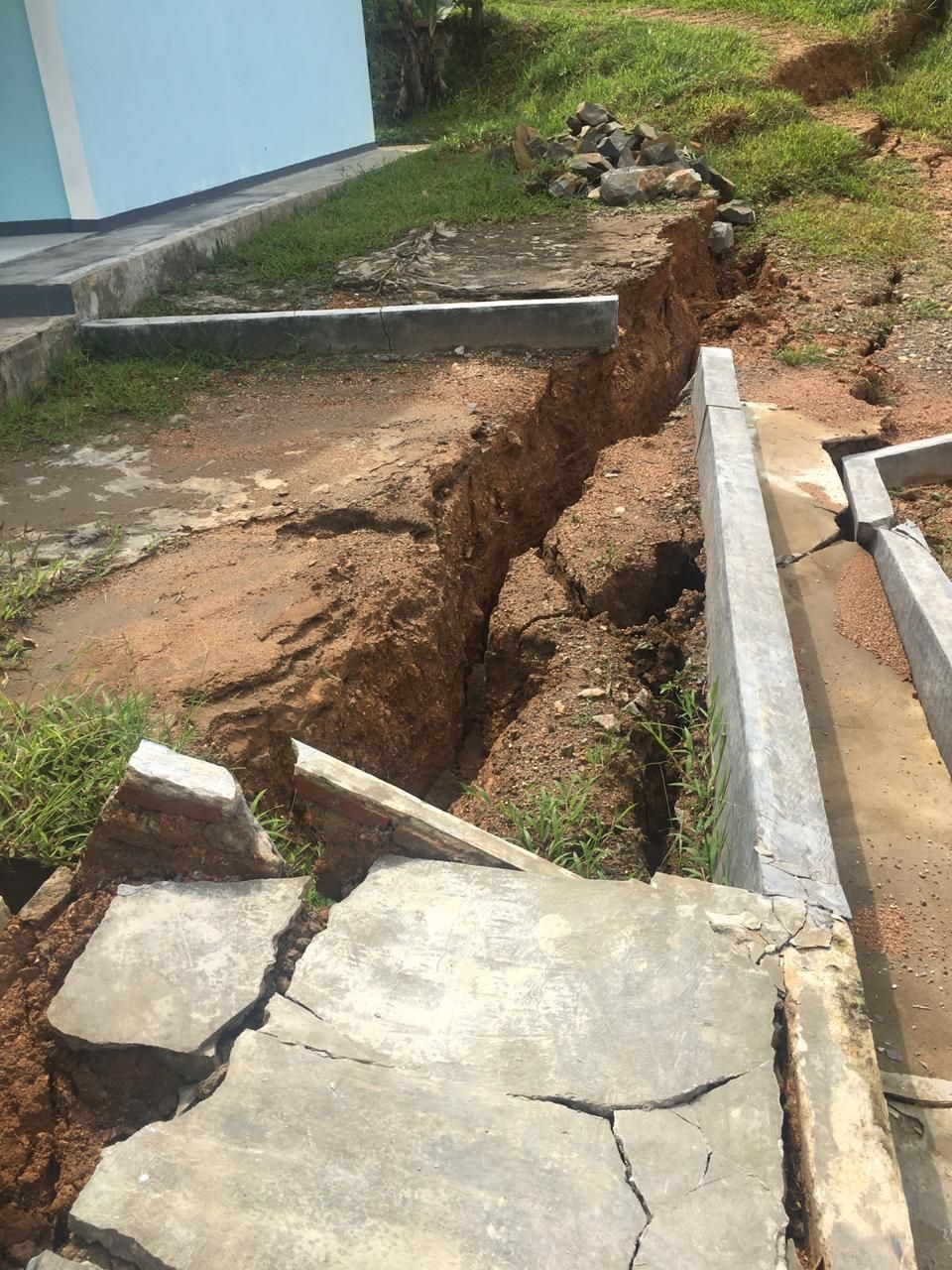 SMAN3 Cibeber Kabupaten Lebak yang mengalami kerusakan akibat pergerakan tanah dan longsor setelah hujan lebat hari Jumat 30 Oktober 2020